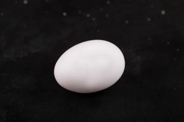 Одно Сырое Куриное Яйцо Черной Поверхности Высокое Качество Фото — стоковое фото