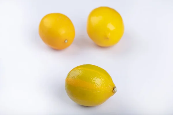 Limones Amarillos Enteros Frescos Aislados Sobre Fondo Blanco Foto Alta — Foto de Stock