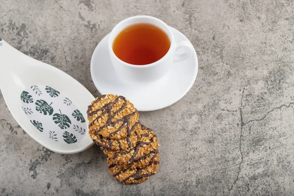 Fındıklı yulaflı çikolatalı bisküvi ve bir fincan çay. Yüksek kalite fotoğraf