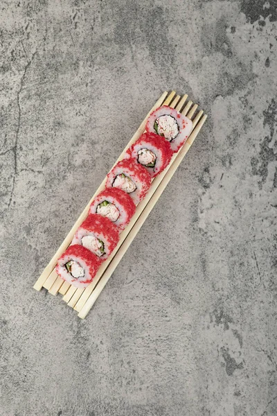 Sushi Rotolo Con Bacchette Uno Sfondo Pietra Foto Alta Qualità — Foto Stock