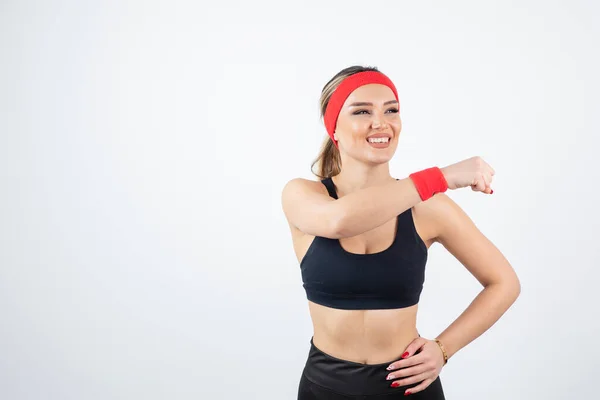 Portret Młodej Atletycznej Kobiety Czerwonej Opasce Wysokiej Jakości Zdjęcie — Zdjęcie stockowe