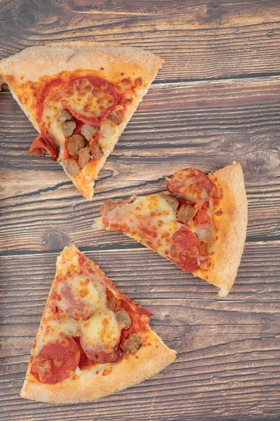 Tre Fette Pizza Calda Tavolo Legno Foto Alta Qualità — Foto Stock