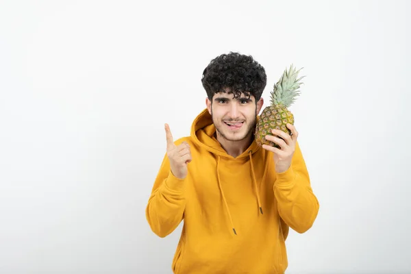 Retrato Joven Moreno Pie Sosteniendo Piña Foto Alta Calidad —  Fotos de Stock