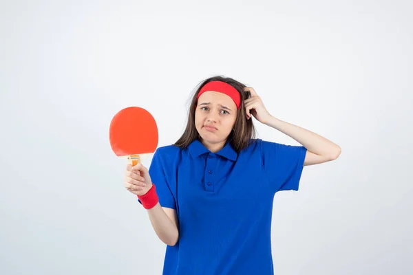 Foto Una Joven Sosteniendo Raqueta Tenis Mesa Sobre Una Pared —  Fotos de Stock