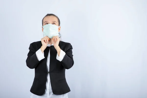 Foto Van Een Jonge Vrouw Met Een Medisch Masker Een — Stockfoto