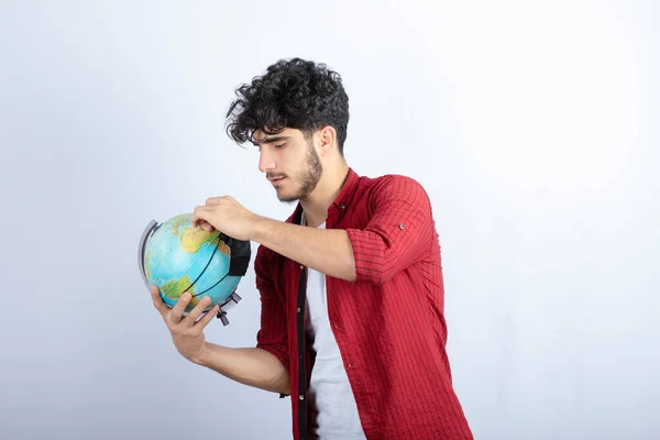 Joven Modelo Sosteniendo Globo Terráqueo Con Máscara Médica Foto Alta — Foto de Stock