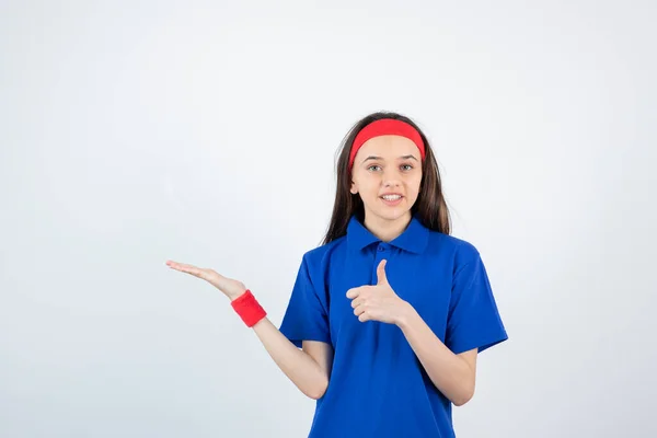 Retrato Una Joven Deportista Mostrando Palma Abierta Pulgar Hacia Arriba —  Fotos de Stock