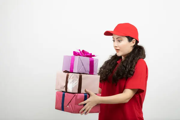 Mujer Morena Uniforme Rojo Sosteniendo Una Pila Cajas Regalo Foto —  Fotos de Stock