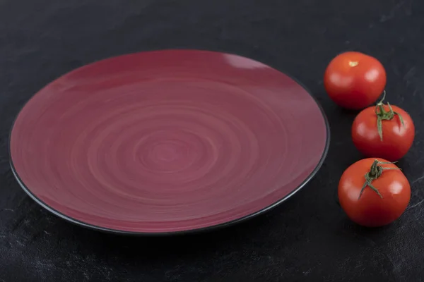 Frische Rote Tomaten Mit Teller Auf Schwarzem Tisch Hochwertiges Foto — Stockfoto