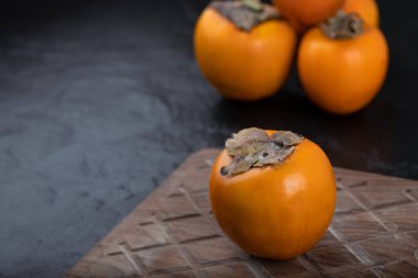 Tahta üzerinde taze, olgun, sağlıklı bir hurma. Yüksek kalite fotoğraf