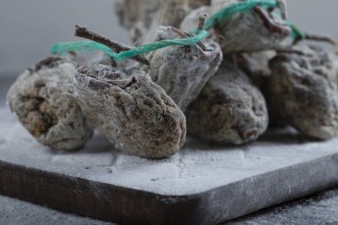 Tahtada toz beyaz şeker içinde kurutulmuş hurma. Yüksek kalite fotoğraf