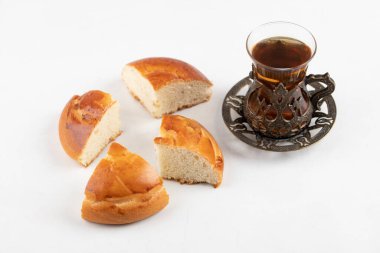 Dilimlenmiş taze hamur işleri ve beyaz arka planda bir bardak sıcak çay. Yüksek kalite fotoğraf