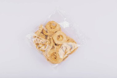 Beyaz arka planda plastik kurutulmuş elma halkaları. Yüksek kalite fotoğraf