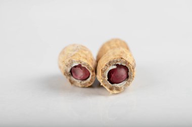 Beyaz arka planda izole edilmiş kabuklu organik fıstıklar. Yüksek kalite fotoğraf