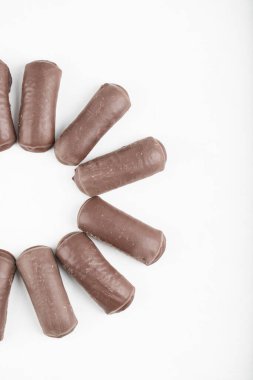 Beyaz arka plana yerleştirilmiş lezzetli çikolatalı kekler. Yüksek kalite fotoğraf