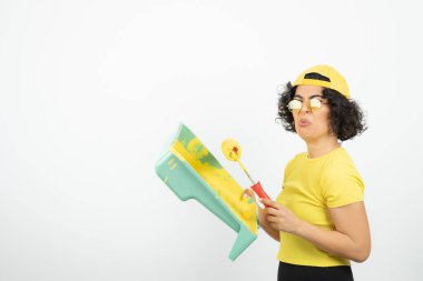 Beyaz arka planda poz veren genç bir kadın