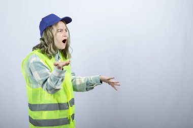 Üniformalı genç bayan mimar iş kalitesi için biriyle kavga ediyor. Yüksek kalite fotoğraf