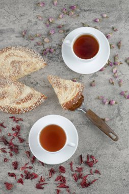 Mermer zemin üzerinde bir fincan çayla nefis bir tatlı turta. Yüksek kalite fotoğraf