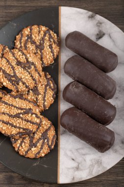 Bir kaseye konmuş çeşitli tatlı atıştırmalıklar. Yüksek kalite fotoğraf