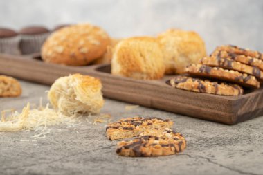 Taşa yerleştirilmiş çeşitli tatlı tatlılar tabağı. Yüksek kalite fotoğraf