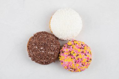 Beyaz arka plana renkli şekerler serpiştirilmiş kurabiyeler. Yüksek kalite fotoğraf