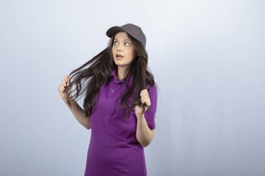 Mor üniformalı teslimatçı kızın portresi ayakta ve poz veriyor. Yüksek kalite fotoğraf