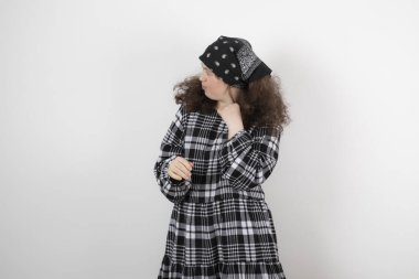 Düşük sendromlu, ayakta duran ve poz veren genç tatlı bir kız resmi. Yüksek kalite fotoğraf