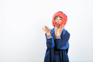 Beyaz kasklı, formda kadın boksörün fotoğrafı. Yüksek kalite fotoğraf