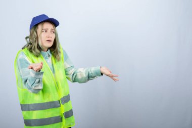 Üniformalı genç bayan mimar iş kalitesi için biriyle kavga ediyor. Yüksek kalite fotoğraf