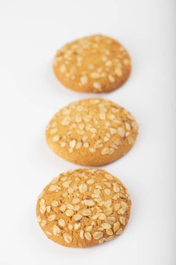 Beyaz arka plana yerleştirilmiş çok tahıllı kurabiyeler. Yüksek kalite fotoğraf