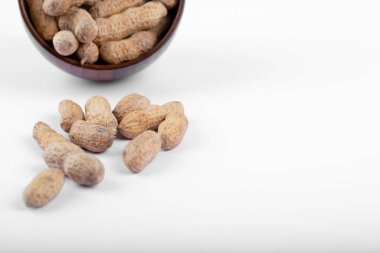 Beyaz arka plana yerleştirilmiş kabuklu sağlıklı fıstıklar. Yüksek kalite fotoğraf