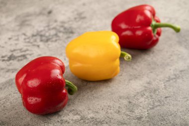 Taş zemine taze dolmalık biberler yerleştirilmiş. Yüksek kalite fotoğraf