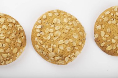 Beyaz arka plana yerleştirilmiş çok tahıllı kurabiyeler. Yüksek kalite fotoğraf