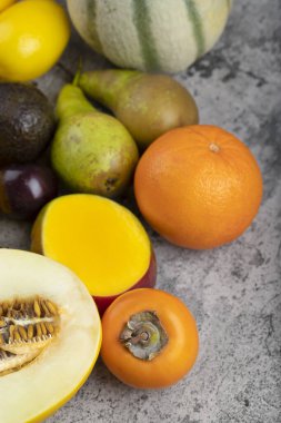 Taş zeminde çeşitli taze egzotik meyveler yığını. Yüksek kalite fotoğraf