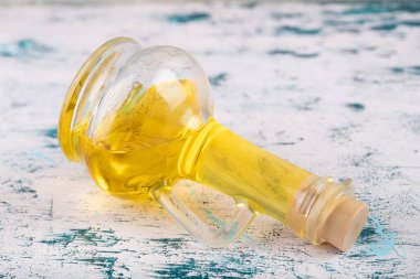 Taş bir masanın üzerine yerleştirilmiş cam bir şişe yağ. Yüksek kalite fotoğraf