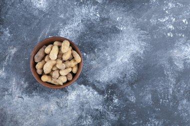 Tahta kase, mermer masada organik fıstık. Yüksek kalite fotoğraf