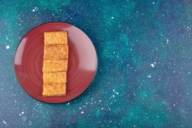 Mavi arka planda kırmızı kıtır kıtır tuzlu bisküvi. Yüksek kalite fotoğraf