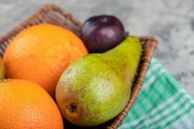 Taştan arka planda taze meyvelerin olduğu bir sepet. Yüksek kalite fotoğraf