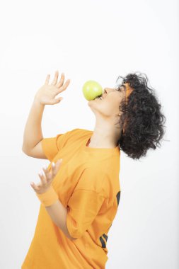 Beyaz arka plan üzerinde poz güzel bir genç kadının portresi  