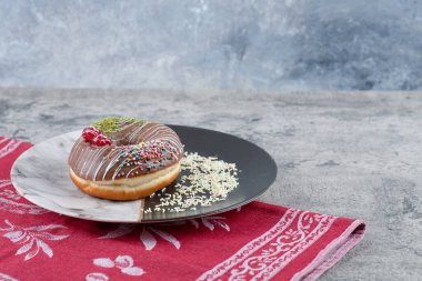 Çilekli ve mermer yüzeyine serpiştirilmiş bir tabak çikolatalı çörek. Yüksek kalite fotoğraf