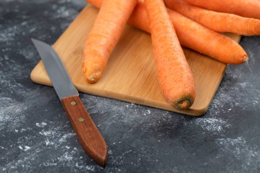 Mermer bir zemine yerleştirilmiş taze ve tatlı havuçlar. Yüksek kalite fotoğraf
