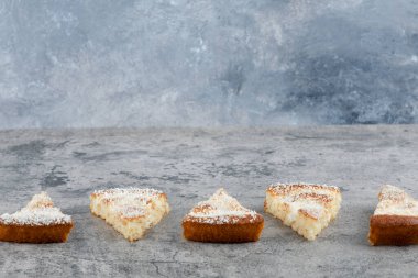 Lezzetli kek parçaları mermer bir masaya konmuş. Yüksek kalite fotoğraf