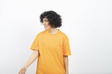 Beyaz arka planda poz veren genç bir kadın