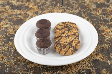 Taş zemine yerleştirilmiş tatlı atıştırmalıklar. Yüksek kalite fotoğraf