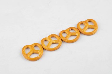 Beyaz arka planda tuzlu kraker kuyruğu. Yüksek kalite fotoğraf