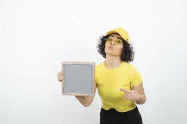 Beyaz arka planda poz veren genç bir kadın