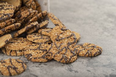 Bir sepet yulaf ezmeli kurabiye ve taşın üstünde çikolata. Yüksek kalite fotoğraf