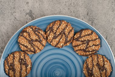 Taşa yerleştirilmiş lezzetli taze bisküvilerden oluşan mavi bir tabak. Yüksek kalite fotoğraf