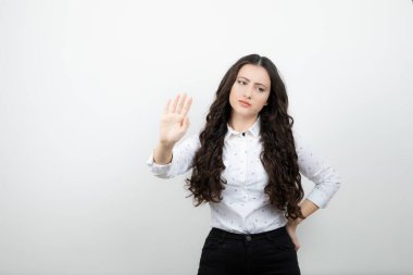 Ayakta duran ve jesti durduran güzel bir kadının portresi. Yüksek kalite fotoğraf