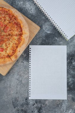 Lezzetli margherita pizza ve mermer yüzeyde boş kağıt. Yüksek kalite 3d illüstrasyon